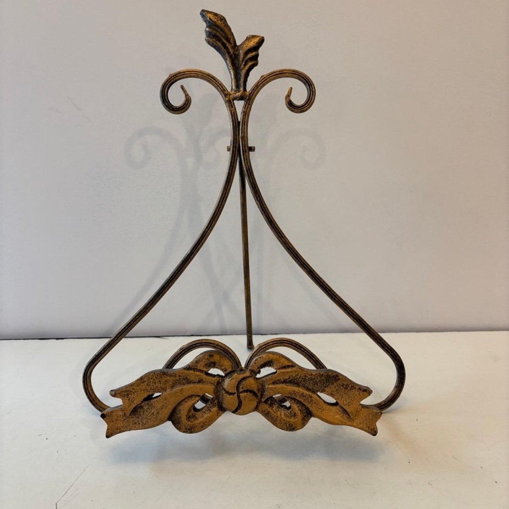 gold metal easel book stand cookbook holder ornate iron picture art display leaf
